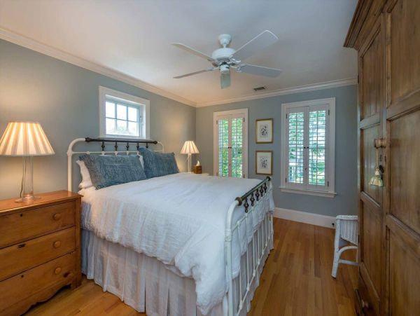Cape Cod Home 994696