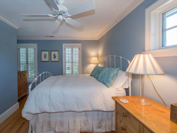 Cape Cod Home 994696