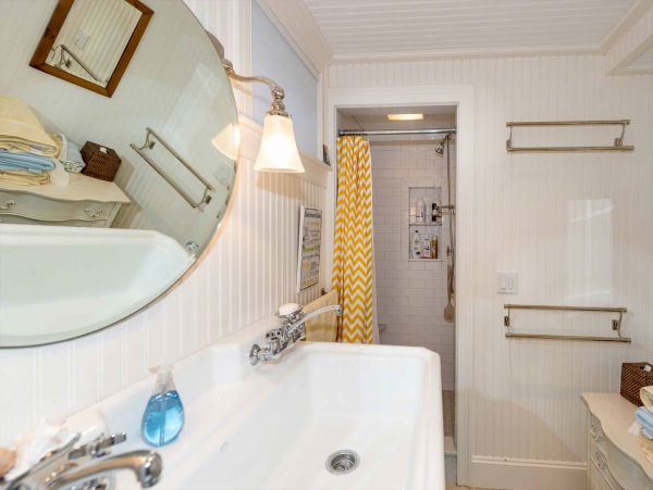 Cape Cod Home 994696