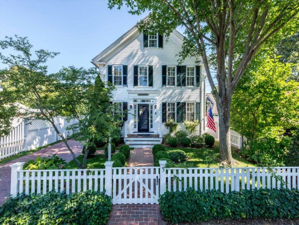 Cape Cod Home 994696
