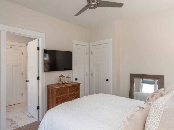 Cape Cod Home 994699