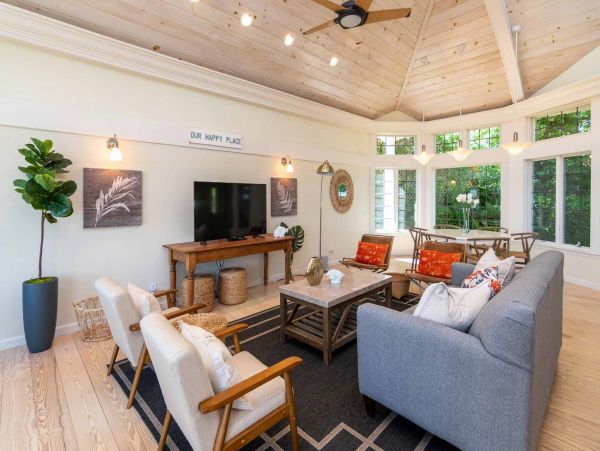 Cape Cod Home 994700