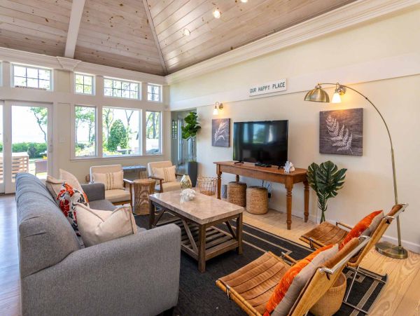 Cape Cod Home 994700