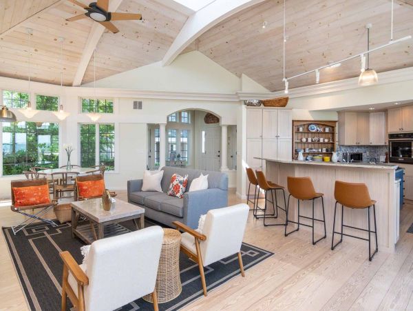 Cape Cod Home 994700