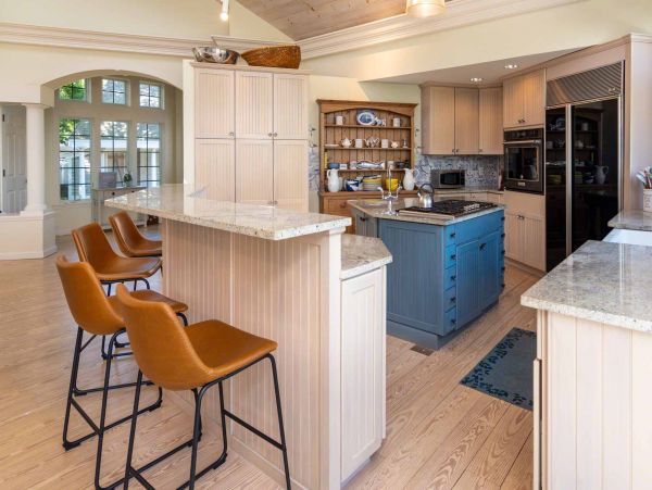 Cape Cod Home 994700