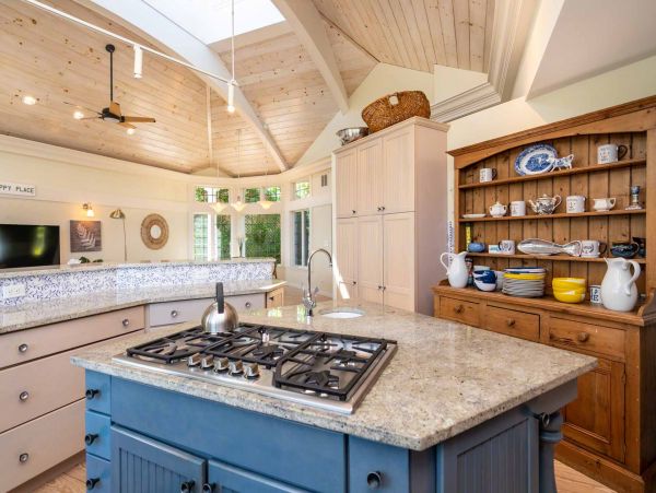 Cape Cod Home 994700