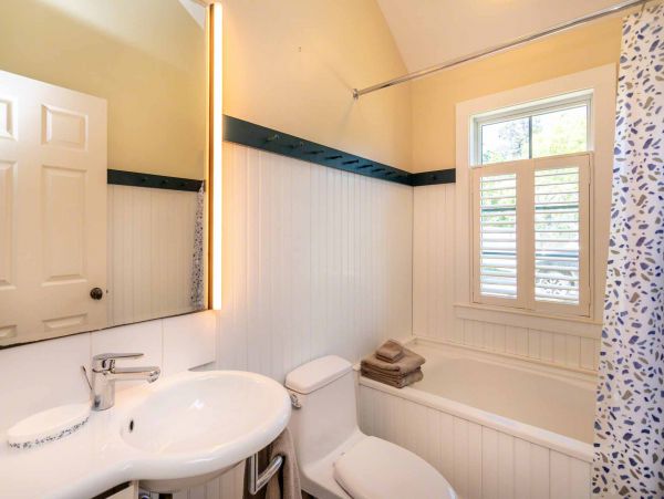 Cape Cod Home 994700