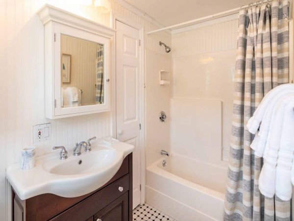 Cape Cod Home 994701