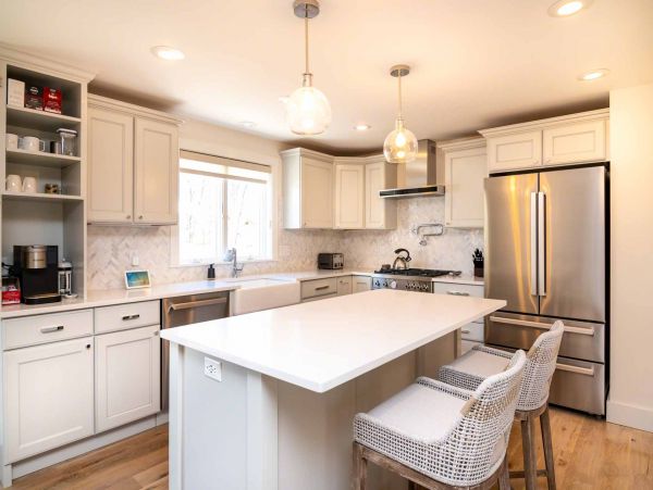Cape Cod Home 994704