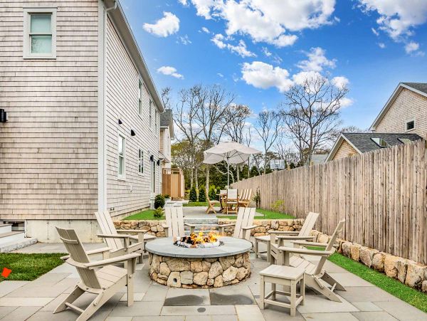 Cape Cod Home 994704