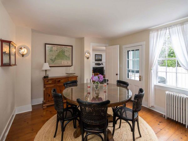 Cape Cod Home 994706