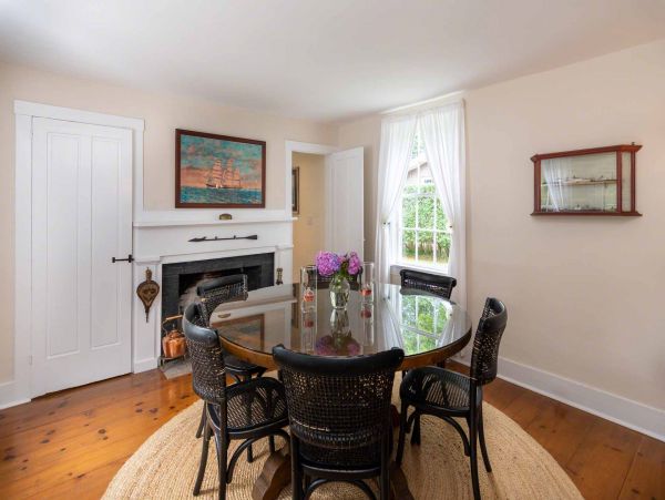 Cape Cod Home 994706