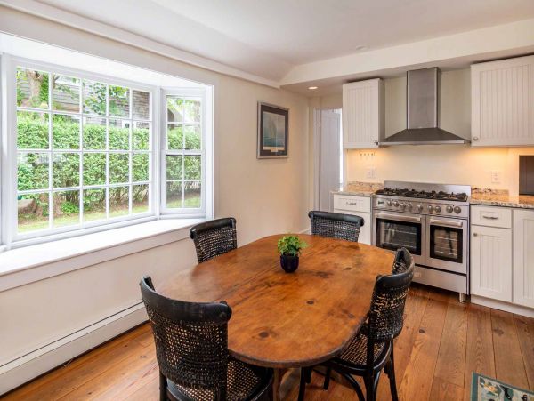 Cape Cod Home 994706