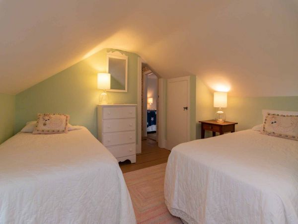 Cape Cod Home 994706