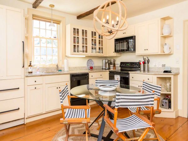 Cape Cod Home 994708