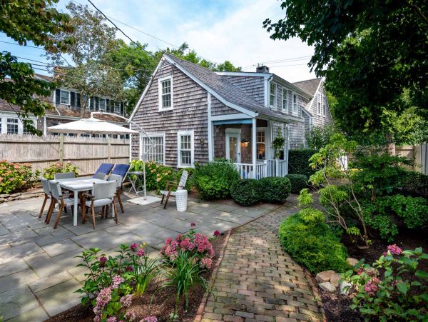 Cape Cod Home 994708