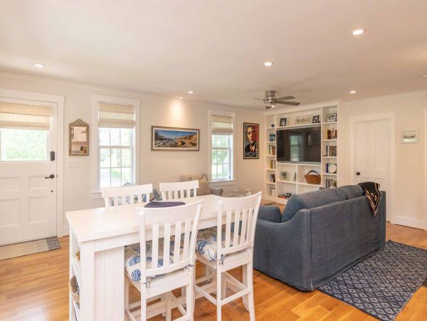 Cape Cod Home 994711