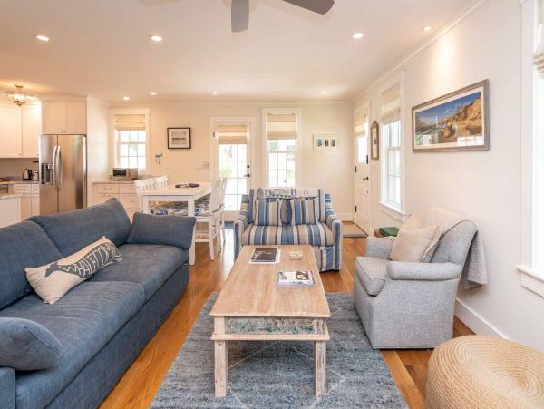 Cape Cod Home 994711