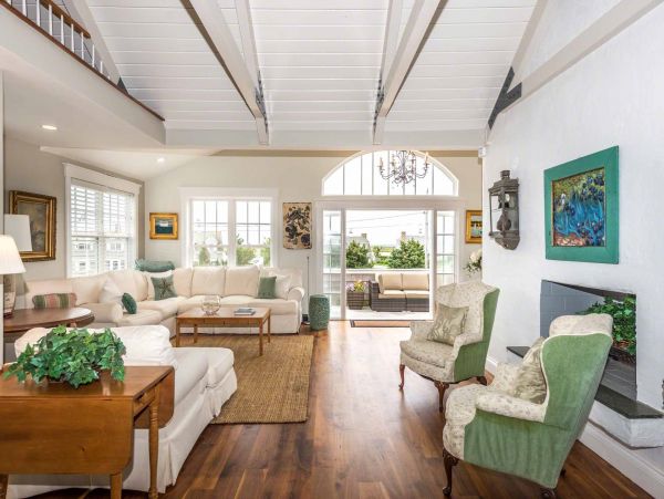 Cape Cod Home 994712