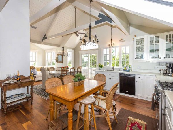 Cape Cod Home 994712