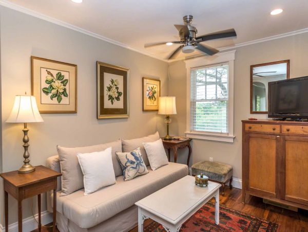 Cape Cod Home 994712