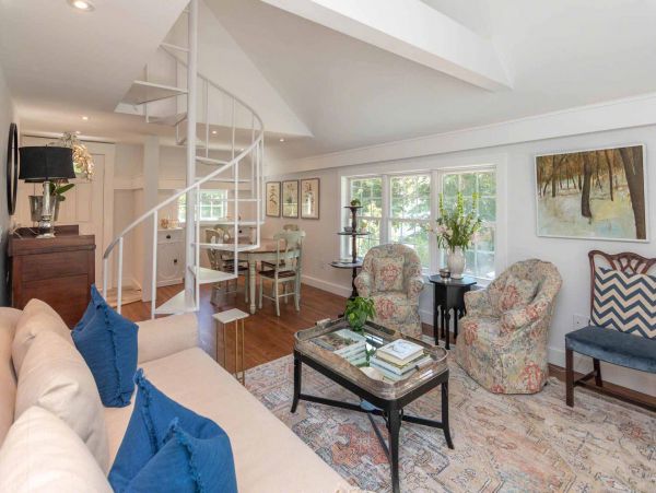 Cape Cod Home 994713