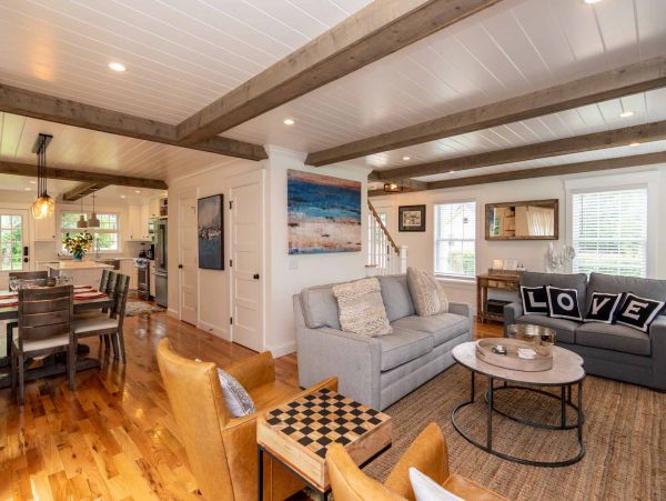 Cape Cod Home 994715