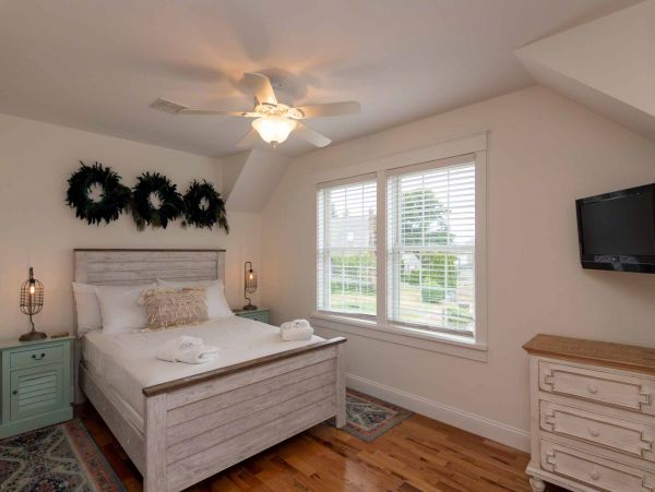 Cape Cod Home 994715