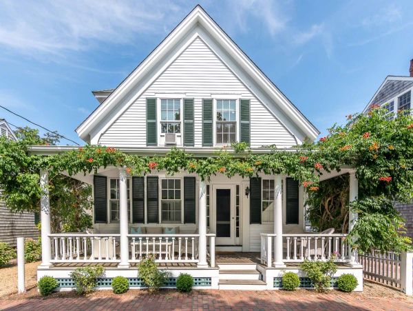 Cape Cod Home 994716