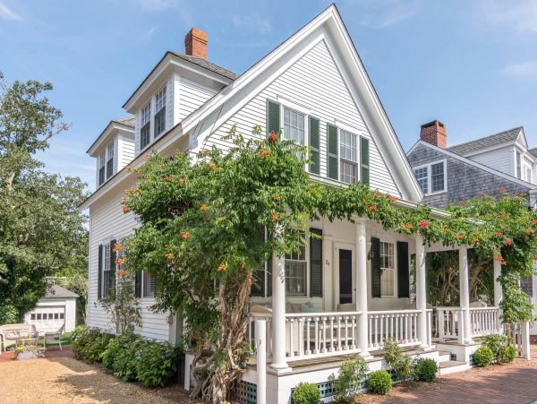 Cape Cod Home 994716