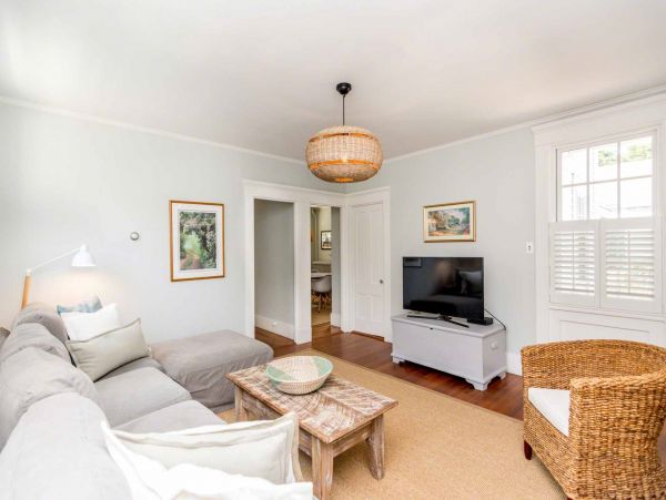 Cape Cod Home 994716