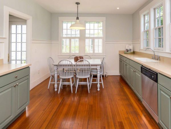 Cape Cod Home 994716
