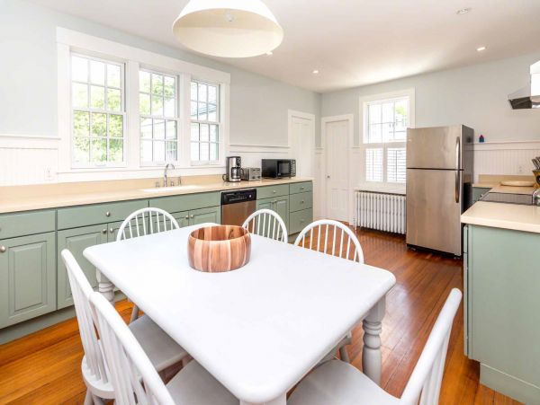 Cape Cod Home 994716