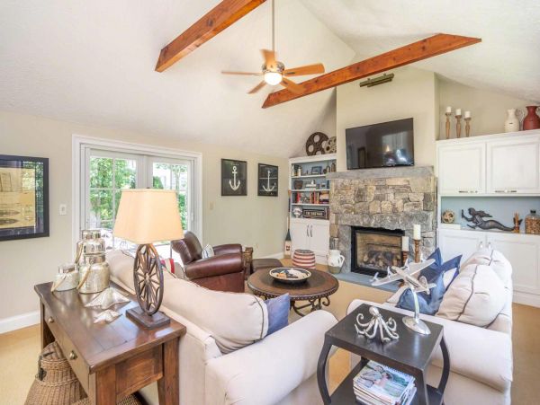 Cape Cod Home 994717