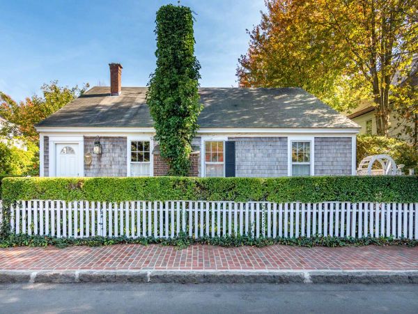 Cape Cod Home 994718