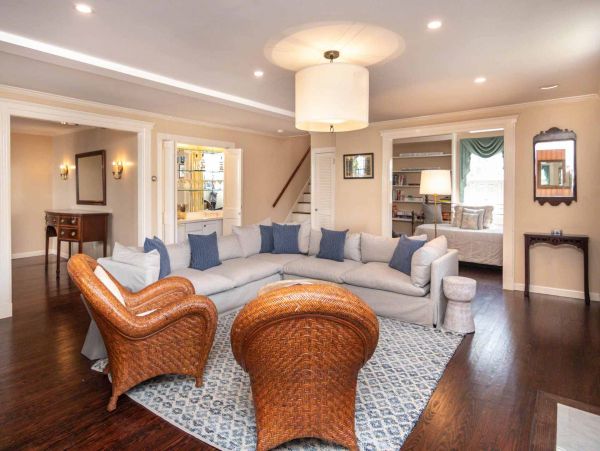 Cape Cod Home 994718