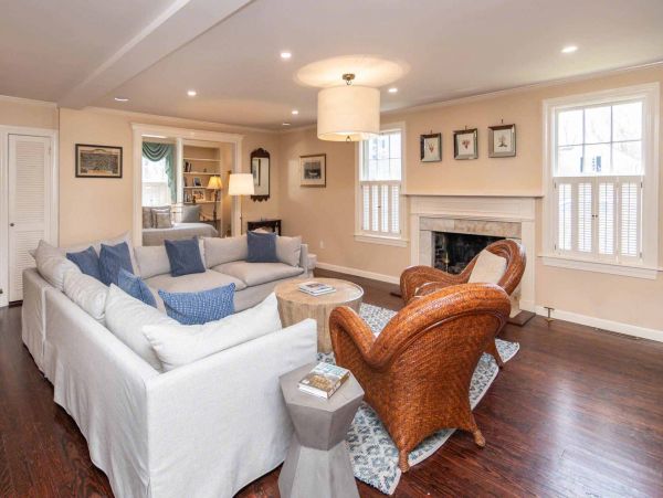 Cape Cod Home 994718