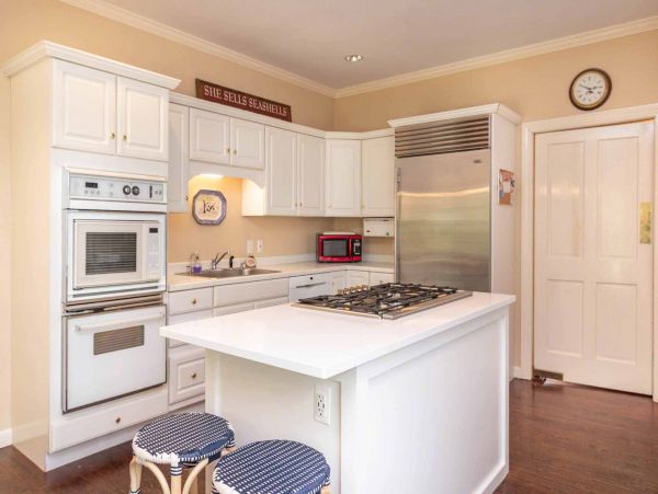 Cape Cod Home 994718