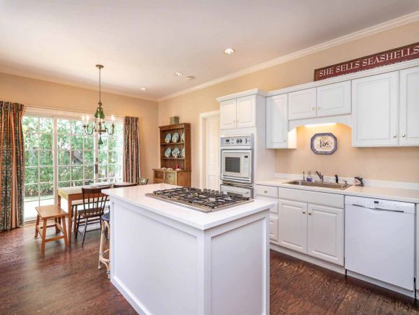 Cape Cod Home 994718