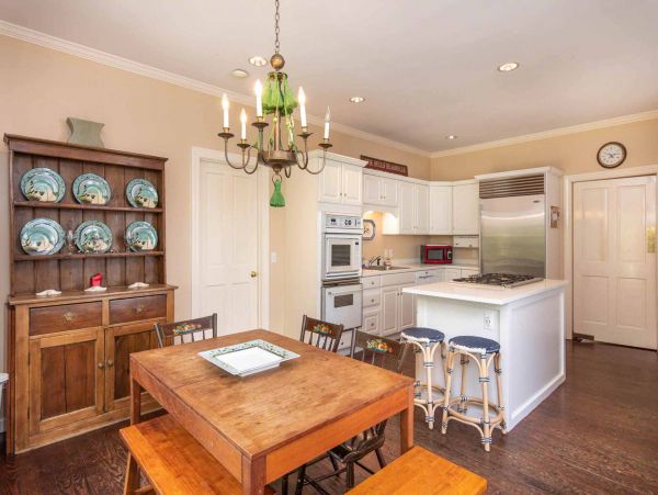 Cape Cod Home 994718