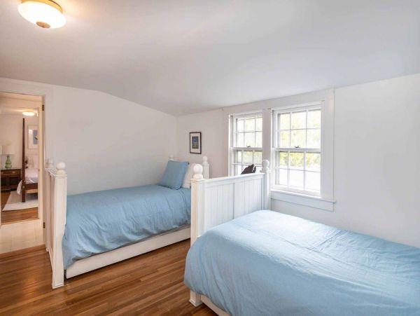 Cape Cod Home 994718