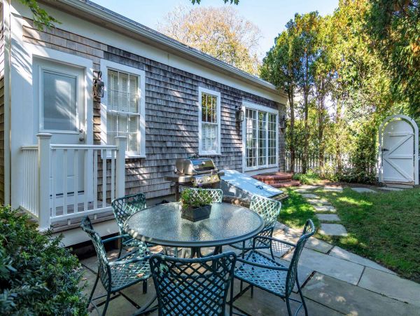 Cape Cod Home 994718