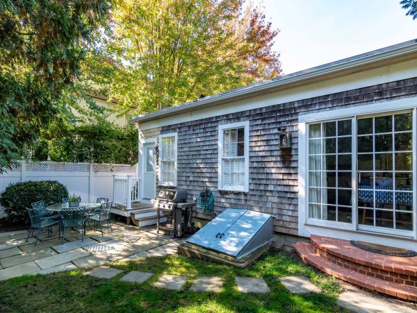 Cape Cod Home 994718