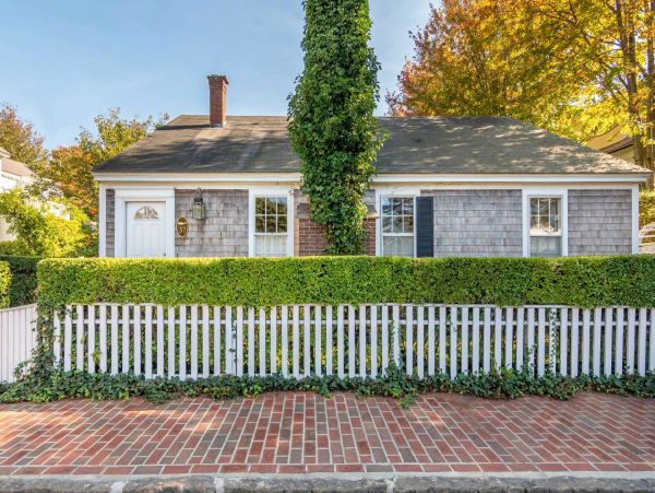 Cape Cod Home 994718