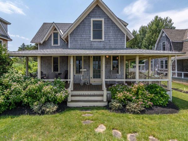 Cape Cod Home 994719