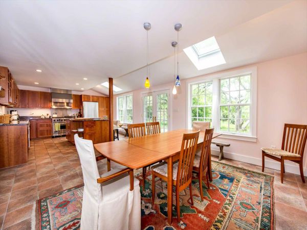 Cape Cod Home 994720