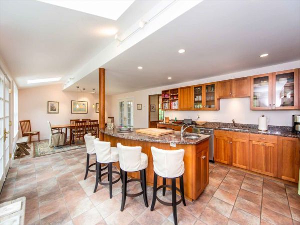 Cape Cod Home 994720