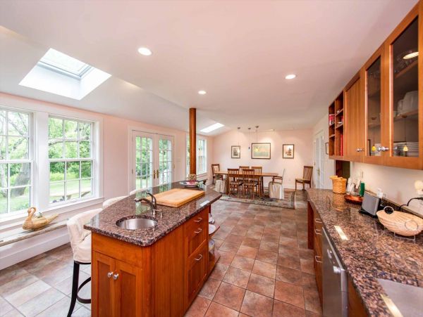 Cape Cod Home 994720