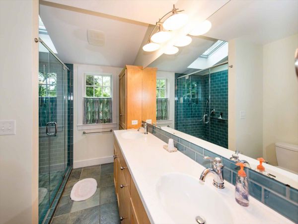 Cape Cod Home 994720