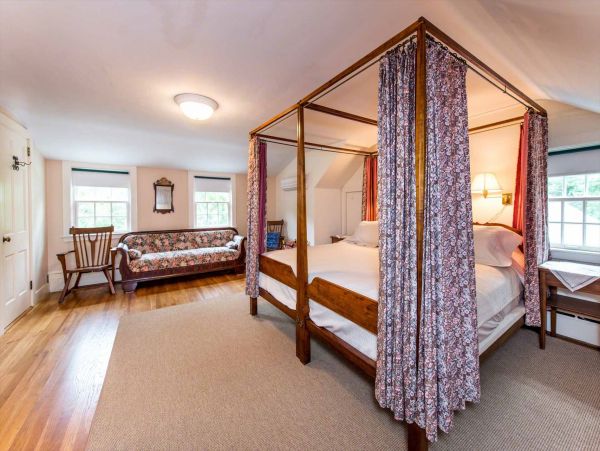 Cape Cod Home 994720